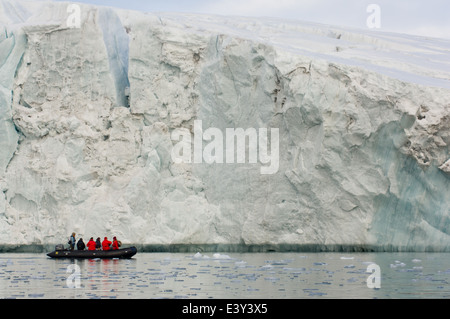 Zodiac en face de l'Samarinbreen Glacier, Hornsund, l'île du Spitzberg, archipel du Svalbard, Norvège Banque D'Images