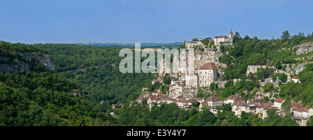 Vue sur Rocamadour, cité épiscopale et sanctuaire de la Bienheureuse Vierge Marie, Lot, Midi-Pyrénées, France Banque D'Images