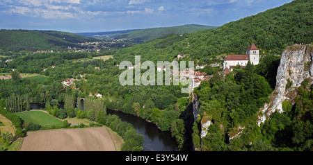 Vue sur la vallée du Lot et le village médiéval de Saint Cirq Lapopie, Quercy, Midi-Pyrénées, France Banque D'Images