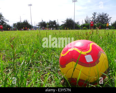 Subic, Philippines. 1er juillet 2014. L'US Navy et des marines philippins jouer au soccer à Subic après leur terrain de soccer près de quatre jours d'exercices navals doublé comme préparation à flot la coopération et la formation (CARAT) en 2014 qui sont inclus sont des exercices d'opérations combinées en mer, des débarquements amphibies, de reconnaissance, de patrouille maritime, les opérations de recherche et de sauvetage ; et d'interdiction maritime. © Sherbien Dacalanio/Pacific Press/Alamy Live News Banque D'Images