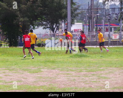 Subic, Philippines. 1er juillet 2014. L'US Navy et des marines philippins jouer au soccer à Subic après leur terrain de soccer près de quatre jours d'exercices navals doublé comme préparation à flot la coopération et la formation (CARAT) en 2014 qui sont inclus sont des exercices d'opérations combinées en mer, des débarquements amphibies, de reconnaissance, de patrouille maritime, les opérations de recherche et de sauvetage ; et d'interdiction maritime. © Sherbien Dacalanio/Pacific Press/Alamy Live News Banque D'Images