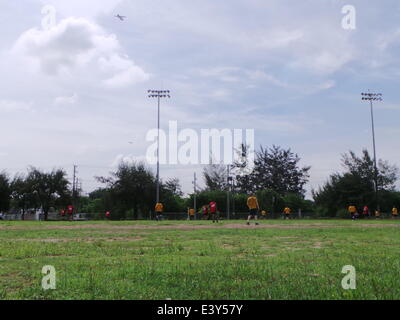 Subic, Philippines. 1er juillet 2014. L'US Navy et des marines philippins jouer au soccer à Subic après leur terrain de soccer près de quatre jours d'exercices navals doublé comme préparation à flot la coopération et la formation (CARAT) en 2014 qui sont inclus sont des exercices d'opérations combinées en mer, des débarquements amphibies, de reconnaissance, de patrouille maritime, les opérations de recherche et de sauvetage ; et d'interdiction maritime. © Sherbien Dacalanio/Pacific Press/Alamy Live News Banque D'Images