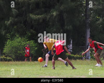 Subic, Philippines. 1er juillet 2014. L'US Navy et des marines philippins jouer au soccer à Subic après leur terrain de soccer près de quatre jours d'exercices navals doublé comme préparation à flot la coopération et la formation (CARAT) en 2014 qui sont inclus sont des exercices d'opérations combinées en mer, des débarquements amphibies, de reconnaissance, de patrouille maritime, les opérations de recherche et de sauvetage ; et d'interdiction maritime. © Sherbien Dacalanio/Pacific Press/Alamy Live News Banque D'Images