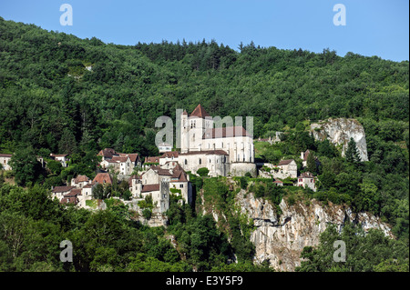 Vue sur les maisons et l'église fortifiée du village médiéval de Saint-Cirq-Lapopie, Lot, Midi-Pyrénées, France Banque D'Images