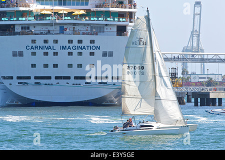 Entrant dans le port. Banque D'Images