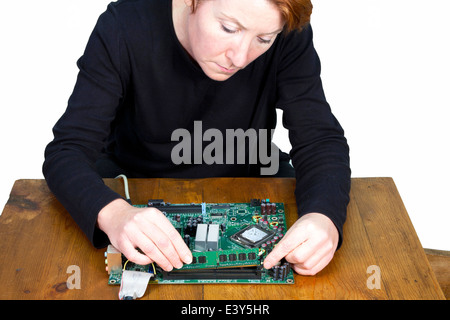 Carte mère de l'ordinateur en cours de mise à niveau de mémoire Banque D'Images