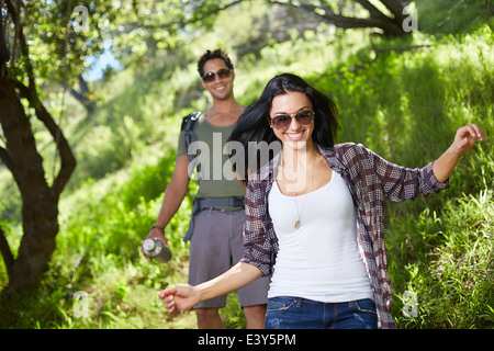 Smiling couple walking in woodlands Banque D'Images