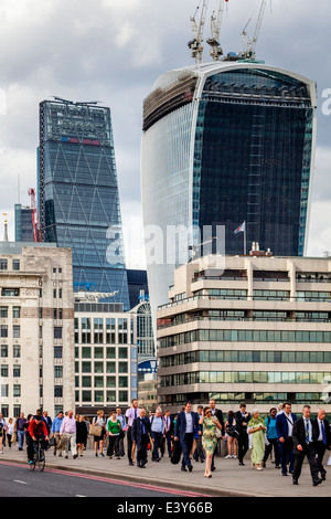 Les navetteurs traversant le pont de Londres pendant les heures de pointe, Londres, Angleterre Banque D'Images