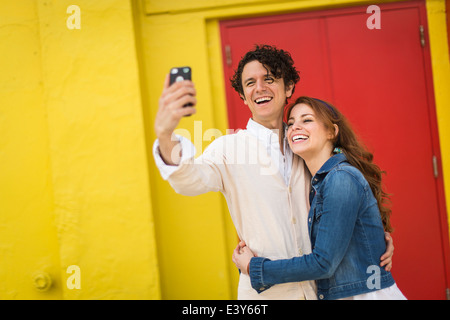 Couple sur smartphone selfies Banque D'Images