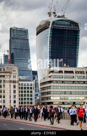 Les navetteurs traversant le pont de Londres pendant les heures de pointe, Londres, Angleterre Banque D'Images