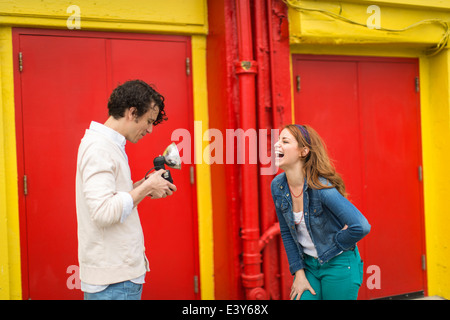 Couple having a laugh en prenant en photographie Banque D'Images