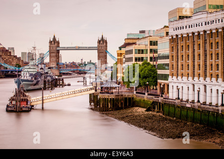 L'hôpital de London Bridge, Tower Bridge et la Tamise, Londres, Angleterre Banque D'Images