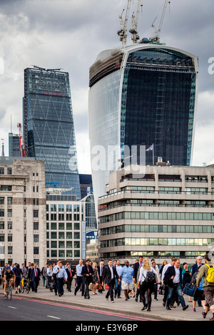 Les navetteurs traversant le pont de Londres pendant les heures de pointe, Londres, Angleterre Banque D'Images