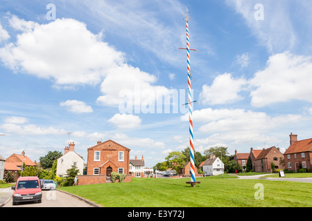 Un village anglais vert avec un mât à Wellow dans le Nottinghamshire, Angleterre, RU Banque D'Images