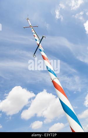 Le rouge, blanc et bleu à rayures maypole Wellow, Dorset, England, UK Banque D'Images
