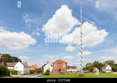 Le village anglais de Wellow, Nottinghamshire avec son village green et mât. Nottinghamshire, Angleterre, RU Banque D'Images