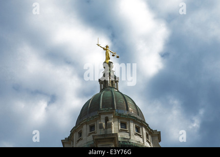 Statue de la Justice et du plafonnier, l'Old Bailey, la Cour pénale centrale, City of London, England, UK. Banque D'Images