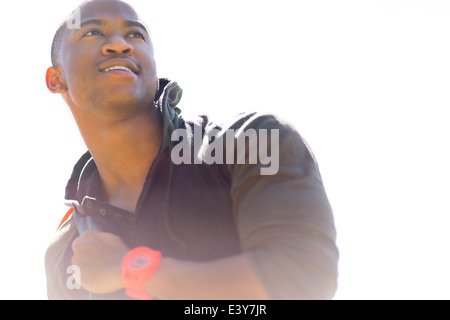 Low angle portrait of smiling young man Banque D'Images