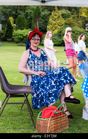 L'est du Devon, Angleterre. Une fete et garden party avec une dame habillée dans le style des années 1950 qui a été le thème de la journée. Banque D'Images