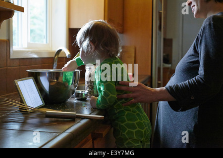 Mother and Daughter baking Banque D'Images