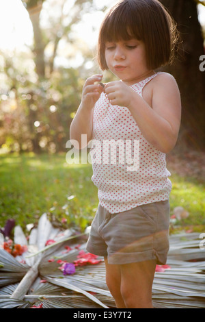 Girl holding green anole lizard in garden Banque D'Images