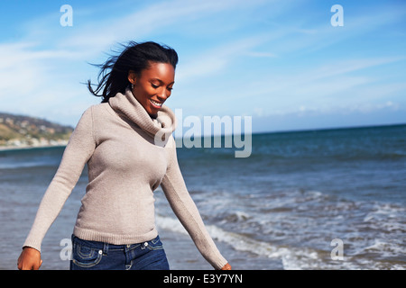 Young woman walking on beach, Malibu, California, USA Banque D'Images