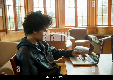 Young man using laptop Banque D'Images