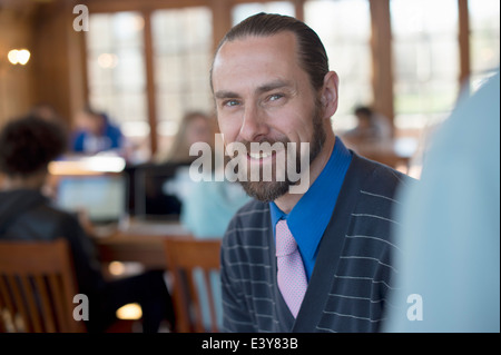 Portrait of mid adult man smiling Banque D'Images