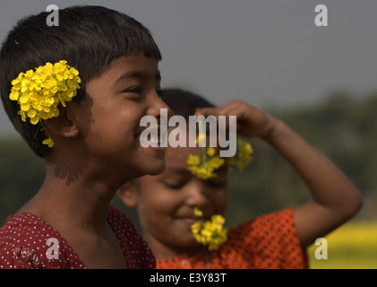 Les enfants dans le champ de moutarde ,Image ; Commerce ; Pays ; culture ; culture ; culture ; culture ; jour ; développer ; Pays ; Banque D'Images