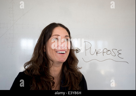 Par l'enseignant avec tableau blanc mot 'fin' écrit dessus Banque D'Images