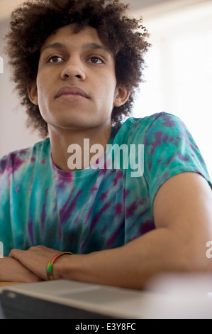 University Student wearing tie est mort t shirt Banque D'Images