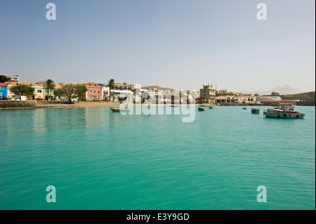 Vue de la ville de Ponta de Agua, un restaurant à Mindelo, île de Sao Vicente, Cap Vert. Banque D'Images