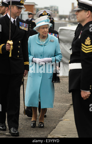 Portsmouth, Royaume-Uni, 20/05/2014 : Sa Majesté la Reine, le duc de Lancastre et parrain du bateau, visites HMS Lancaster.. La Reine a reçu un salut royal, et l'hymne national a été joué. Sa Majesté a inspecté la première rangée de la garde d'honneur, avant de déménager dans un rectangle sur la terre, où une réception pour l'équipage du navire et leurs familles a eu lieu. Sa Majesté a ensuite 'lprpdé' à bord du navire (qui est aussi connu sous le nom de "Reine des frégates). À bord, la Reine à rencontrer les membres de l'équipage et ont assisté à un déjeuner privé.. Photo par Julie Edwards Banque D'Images