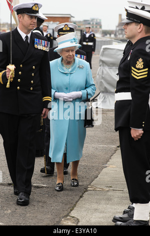 Portsmouth, Royaume-Uni, 20/05/2014 : Sa Majesté la Reine, le duc de Lancastre et parrain du bateau, visites HMS Lancaster.. La Reine a reçu un salut royal, et l'hymne national a été joué. Sa Majesté a inspecté la première rangée de la garde d'honneur, avant de déménager dans un rectangle sur la terre, où une réception pour l'équipage du navire et leurs familles a eu lieu. Sa Majesté a ensuite 'lprpdé' à bord du navire (qui est aussi connu sous le nom de "Reine des frégates). À bord, la Reine à rencontrer les membres de l'équipage et ont assisté à un déjeuner privé.. Photo par Julie Edwards Banque D'Images