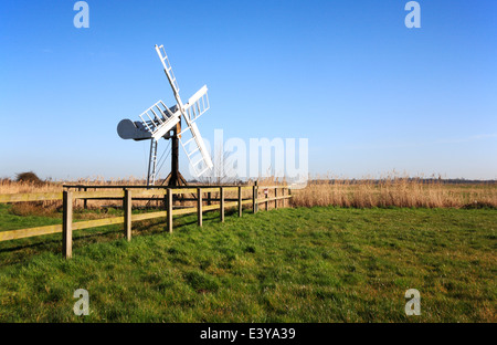 Une vue de l'usine restaurée Palmer de drainage sur les Norfolk Broads par Upton Dyke, Norfolk, Angleterre, Royaume-Uni. Banque D'Images