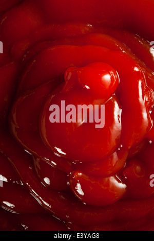 Red Ketchup biologique dans un bol Banque D'Images
