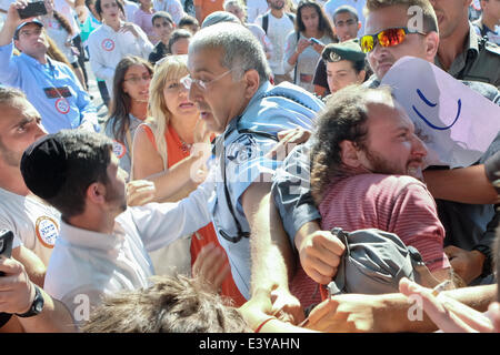 Jérusalem, Israël. 1er juillet 2014. Les manifestants se heurtent à la police dans une tentative de libérer leurs codétenus. Des centaines de manifestants juifs de droite ont défilé à Jérusalem, appelant à la vengeance et à crier "Mort aux Arabes" à la suite du meurtre de trois adolescents israéliens enlevés en Cisjordanie et dont les corps ont été trouvés près d'Hébron. Credit : Alon Nir/Alamy Live News Banque D'Images