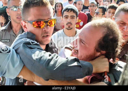 Jérusalem, Israël. 1er juillet 2014. Les manifestants se heurtent à la police dans une tentative de libérer leurs codétenus. Des centaines de manifestants juifs de droite ont défilé à Jérusalem, appelant à la vengeance et à crier "Mort aux Arabes" à la suite du meurtre de trois adolescents israéliens enlevés en Cisjordanie et dont les corps ont été trouvés près d'Hébron. Credit : Alon Nir/Alamy Live News Banque D'Images