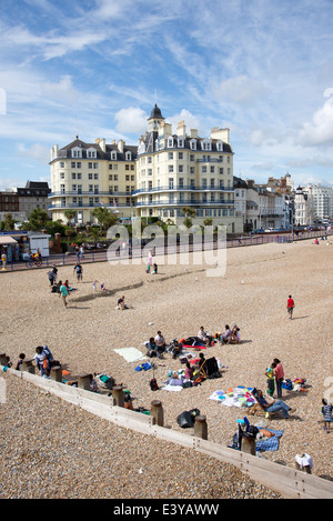 Une station balnéaire d'Eastbourne dans le Sussex England UK Le Queens Hotel sur le front de mer Banque D'Images