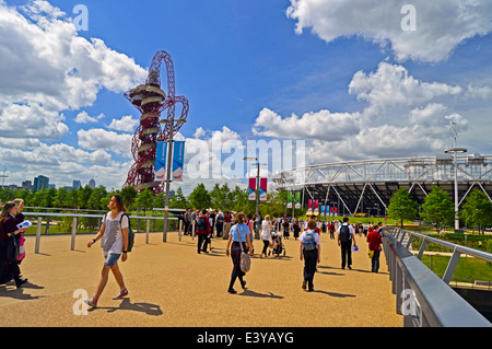 Vue de l'orbite d'ArcelorMittal et le Stade Olympique (nouvelle maison de West Ham United F.C.) au Queen Elizabeth Olympic Park Banque D'Images