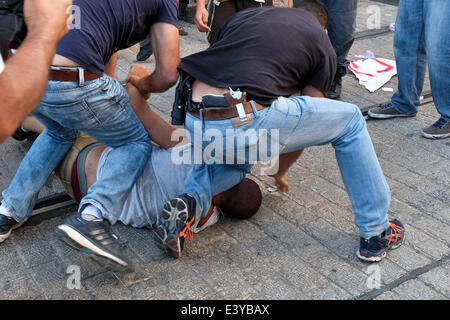 Jérusalem, Israël. 1er juillet 2014. Utiliser la force des policiers en civil et de procéder à des arrestations pour disperser des manifestants à la place Kikar Tzahal. Des centaines de manifestants juifs de droite ont défilé à Jérusalem, appelant à la vengeance et à crier "Mort aux Arabes" à la suite du meurtre de trois adolescents israéliens enlevés en Cisjordanie et dont les corps ont été trouvés près d'Hébron. Credit : Alon Nir/Alamy Live News Banque D'Images