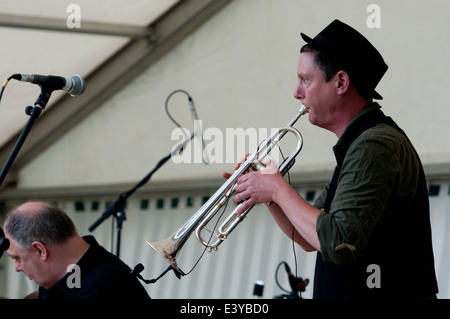 Le trompettiste à Leamington Spa Festival de la paix Banque D'Images