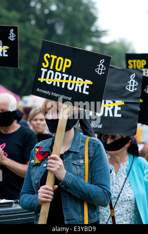 Amnesty International procession à Leamington Festival de la paix, dans le Warwickshire, Royaume-Uni Banque D'Images