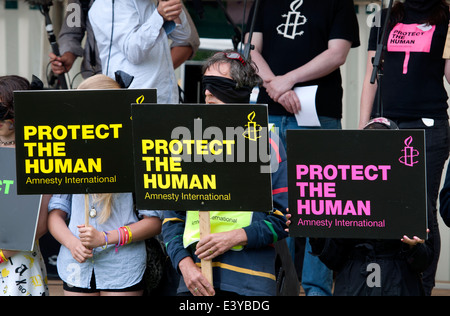 Des plaques d'Amnesty International Festival de la paix à Leamington, dans le Warwickshire, Royaume-Uni Banque D'Images