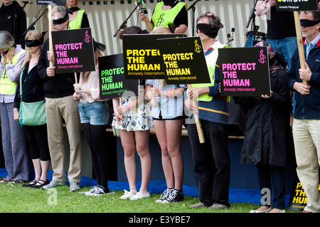 Des gens qui ont des plaques d'Amnesty International Festival de la paix à Leamington, dans le Warwickshire, Royaume-Uni Banque D'Images