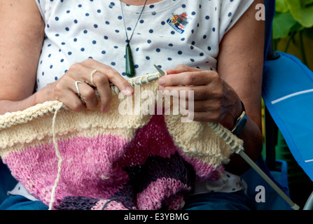 Woman knitting, close-up Banque D'Images