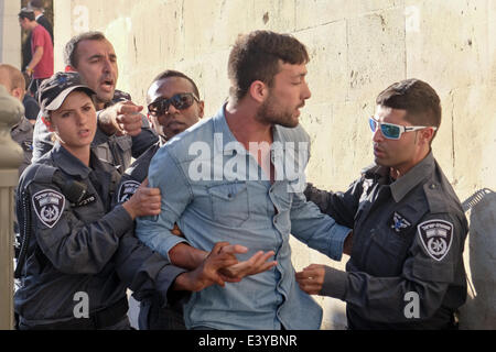 Jérusalem, Israël. 1er juillet 2014. Utiliser la force de la police des frontières et de procéder à des arrestations pour disperser des manifestants à la place Kikar Tzahal. Des centaines de manifestants juifs de droite ont défilé à Jérusalem, appelant à la vengeance et à crier "Mort aux Arabes" à la suite du meurtre de trois adolescents israéliens enlevés en Cisjordanie et dont les corps ont été trouvés près d'Hébron. Credit : Alon Nir/Alamy Live News Banque D'Images