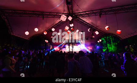 Pilton, UK, 29/06/2014 : Atmosphère au festival de Glastonbury. Les festivaliers peuvent danser toute la nuit dans la région de Glade ''. Photo par Julie Edwards Banque D'Images