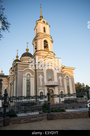 Cathédrale de la Transfiguration du Sauveur, principal temple orthodoxe et un centre d'affaires 'tolychny" (Metropolitan), Donetsk, Ukraine Banque D'Images