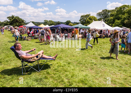 L'est du Devon, Angleterre. Une fete et garden party avec des gens s'asseoir et de marcher autour de la cale dans le soleil. Banque D'Images